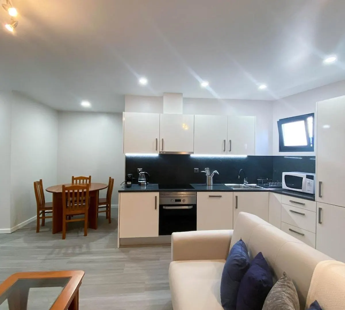 Modern And Central Town Apartment Machico